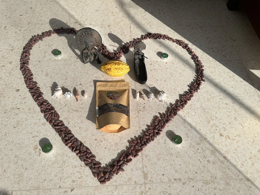 Corazón formado con granos de cacao alrededor de ofrendas