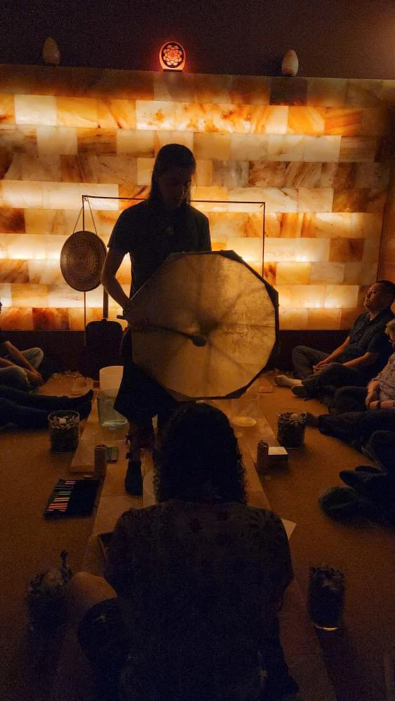 Ceremonia con gong y tambor a la luz cálida de lámparas de sal