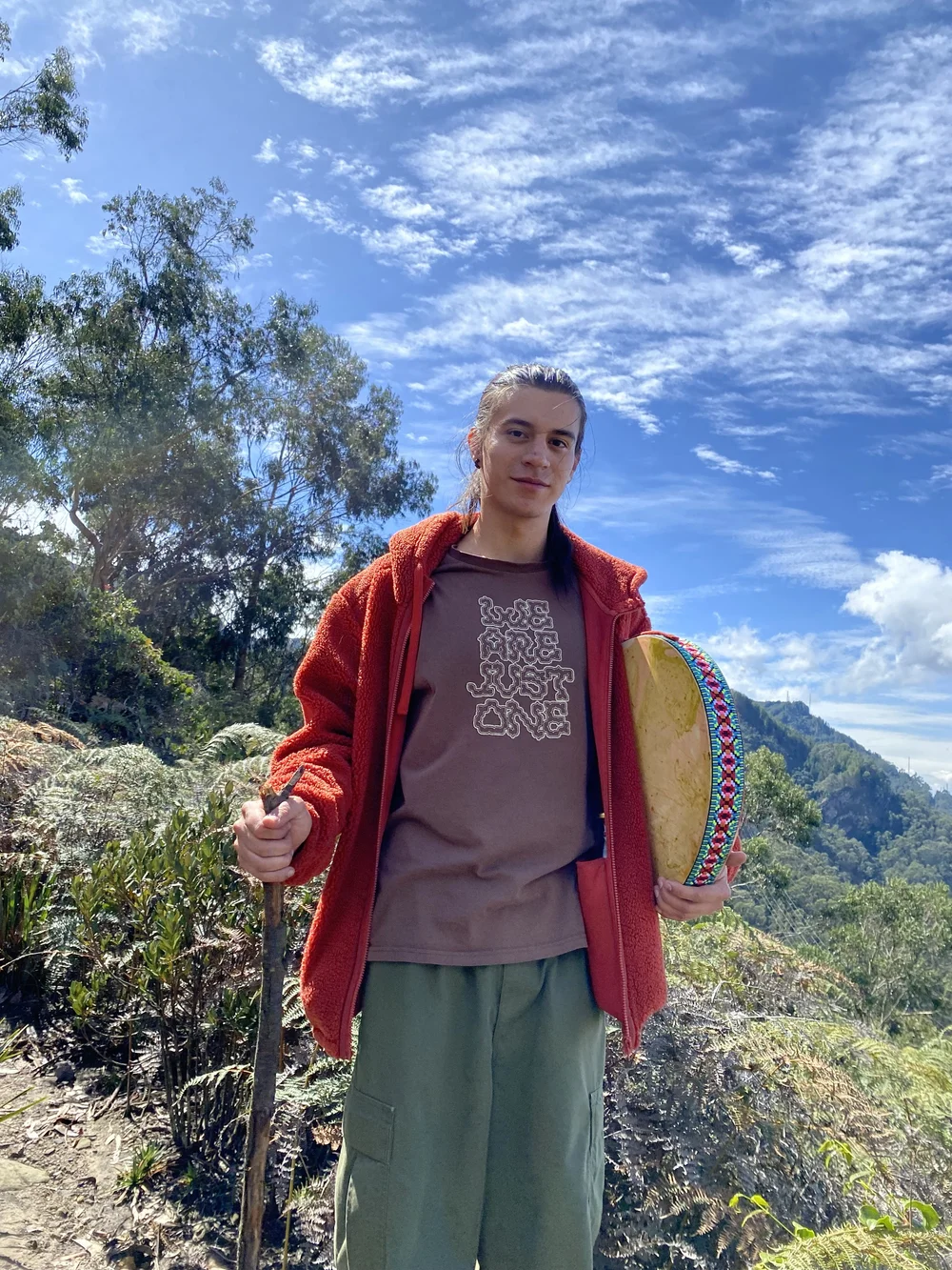 Daniel Gomez-Toro con su tambor en las montañas colombianas